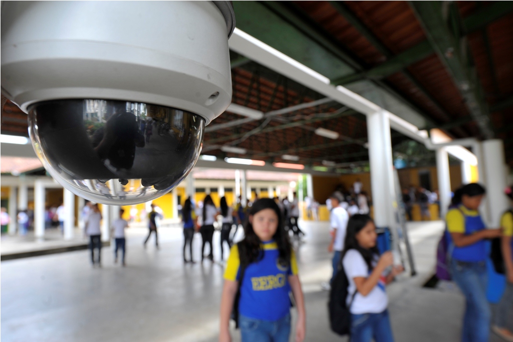 Câmeras de segurança em  torno de escolas municipais