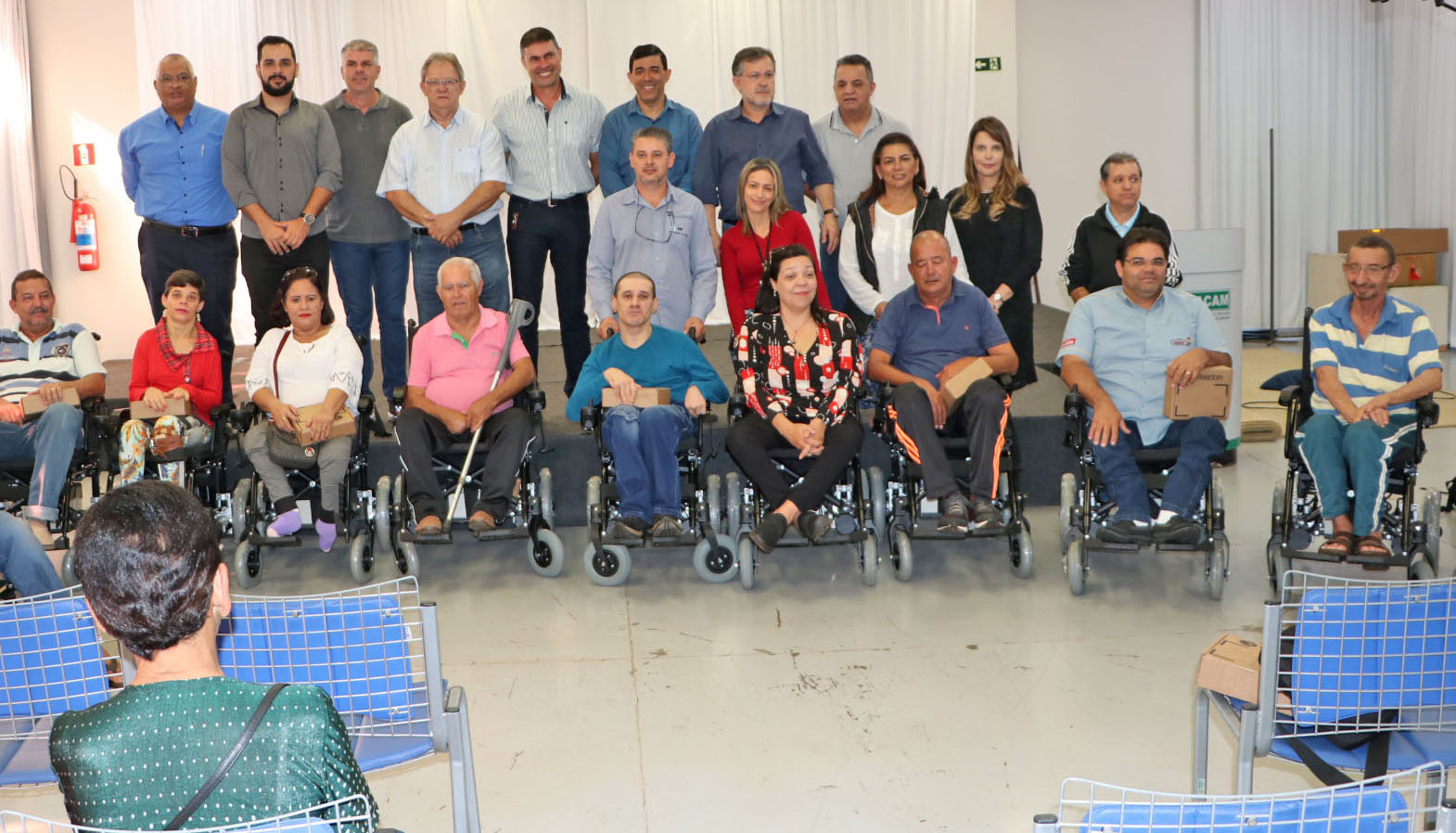 Vereadores entregam 10 cadeiras de rodas a pacientes de Campo Mourão