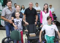 Vereadores entregam cadeiras motorizadas para pacientes com dificuldades de locomoção   