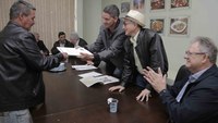 Vereadores entregam documentos de posse de terrenos para moradores de CM
