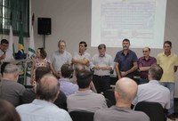 Vereadores participam da assinatura de contrato para pavimentação em CM