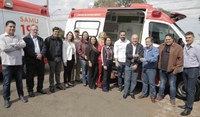 Vereadores participam da entrega de duas novas ambulâncias para atendimento de urgência