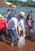 Vereadores participam da soltura de 102,5 mil peixes no lago da Usina